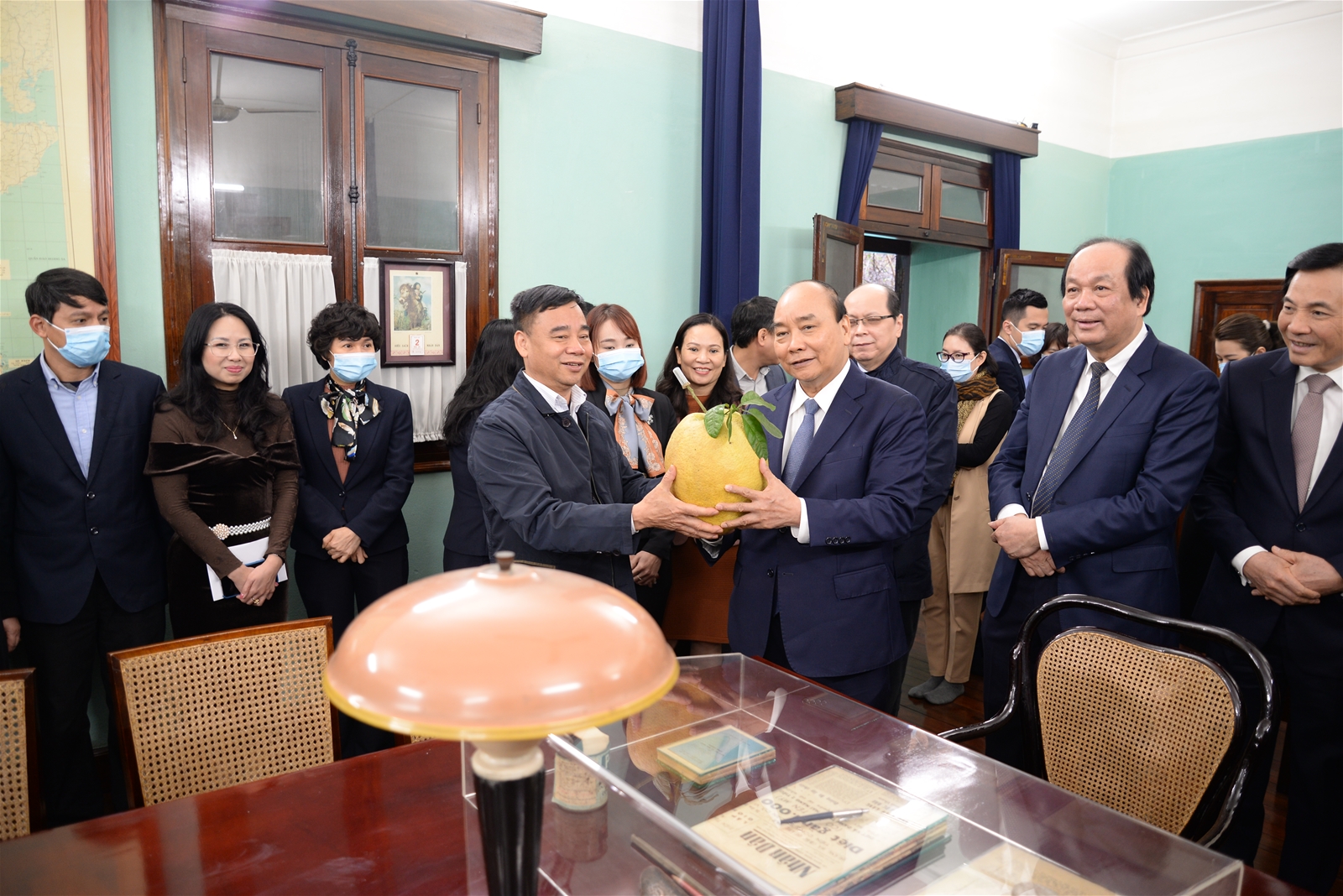 Thủ tướng Nguyễn Xuân Phúc dâng hương tưởng niệm Chủ tịch Hồ Chí Minh và chúc Tết cán bộ, nhân viên Khu Di tích Phủ Chủ tịch (09/02/2021)