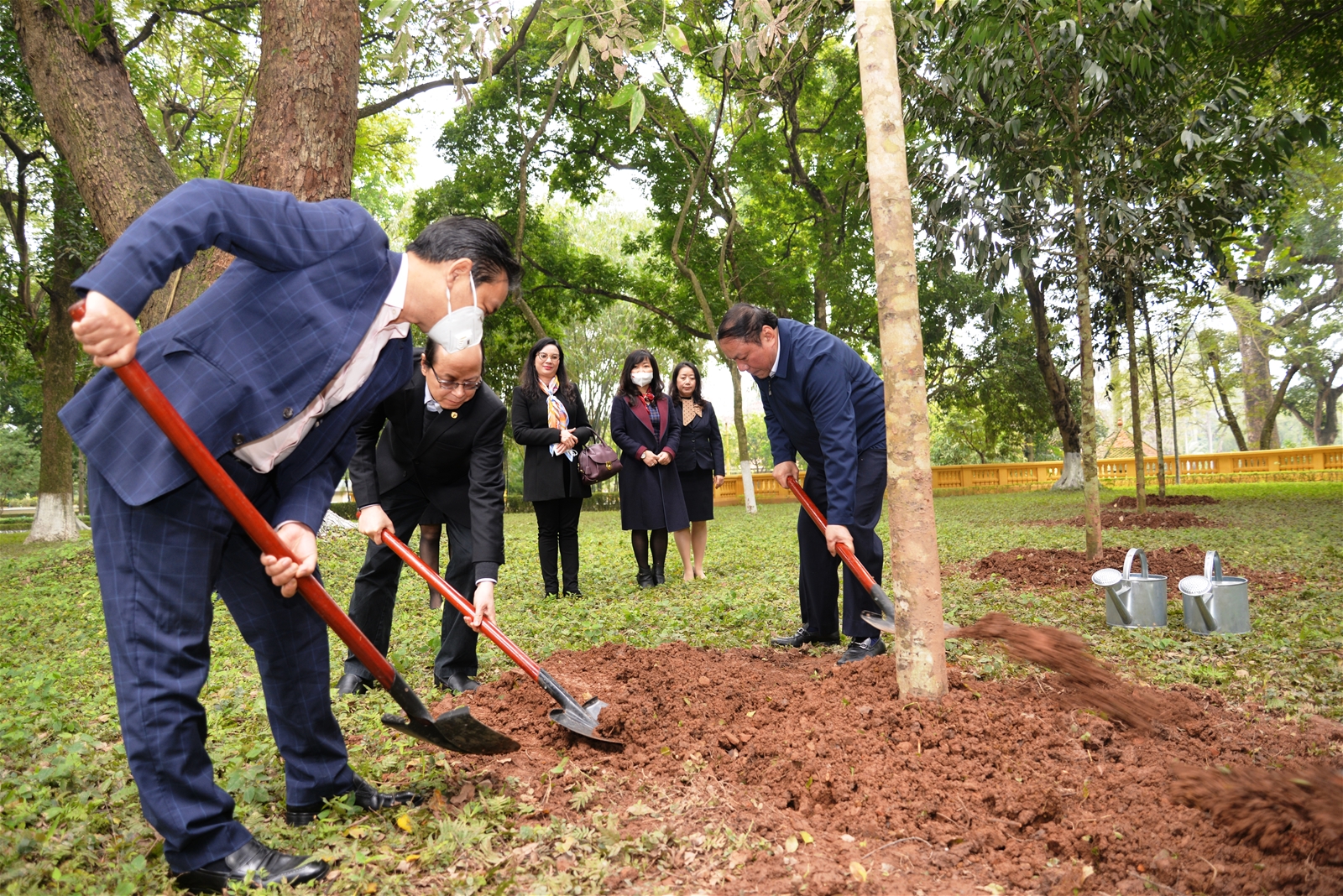 Bộ trưởng Bộ Văn hóa, Thể thao và Du lịch Nguyễn Văn Hùng trồng cây lưu niệm và làm việc với Khu Di tích Phủ Chủ tịch (ngày 15/02/2022)