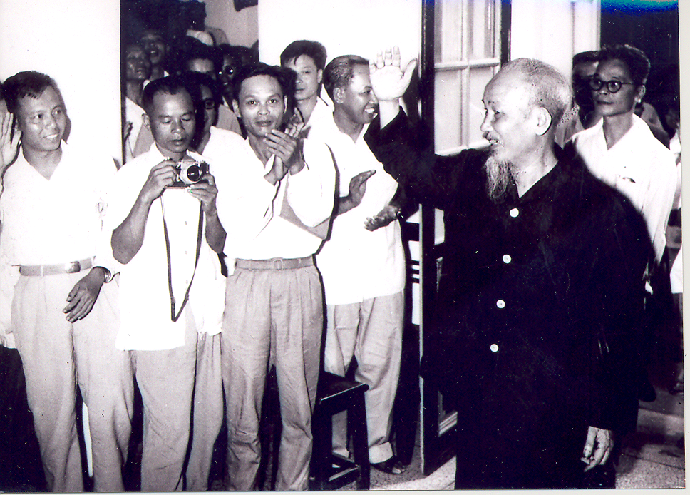 Các đại biểu dự Đại hội nhà báo Việt Nam lần thứ III đón Chủ tịch Hồ Chí Minh đến thăm tại câu lạc bộ Đoàn Kết - Hà Nội (8/9/1962)