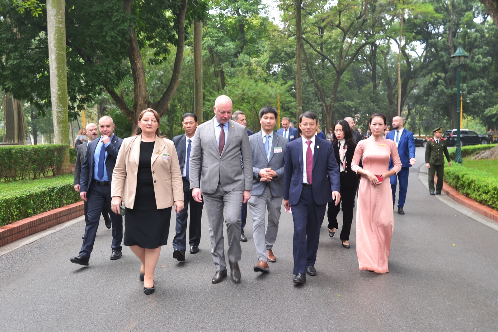 Chủ tịch Quốc hội Bulgaria Rossen Dimitrov Jeliazkov thăm Khu Di tích Chủ tịch Hồ Chí Minh tại Phủ Chủ tịch, ngày 6/1/2024
