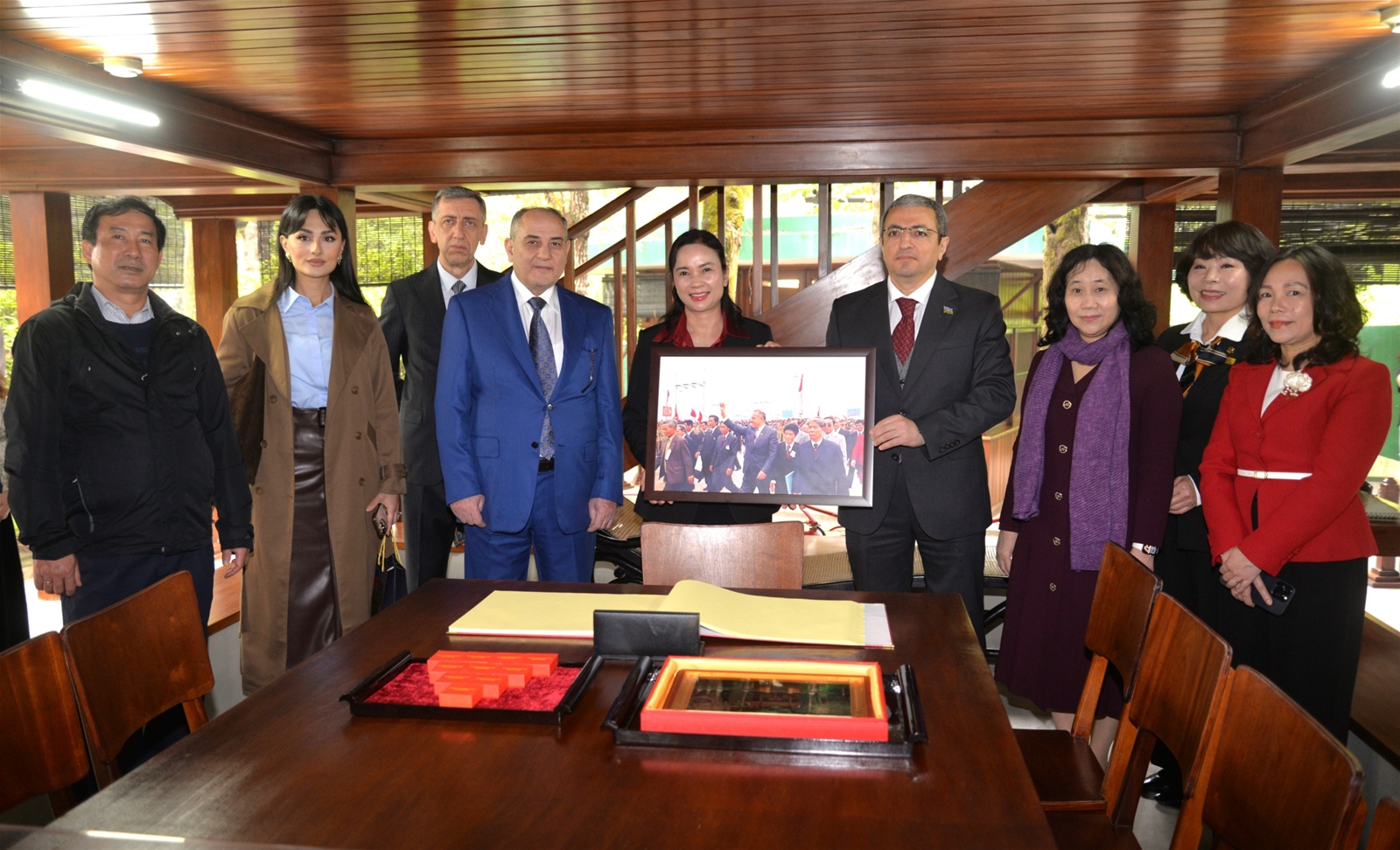 Đoàn đại biểu Ủy ban Thống kê Quốc gia nước Cộng hòa Azerbaijan thăm Khu Di tích Chủ tịch Hồ Chí Minh tại Phủ Chủ tịch, ngày 27/01/2026