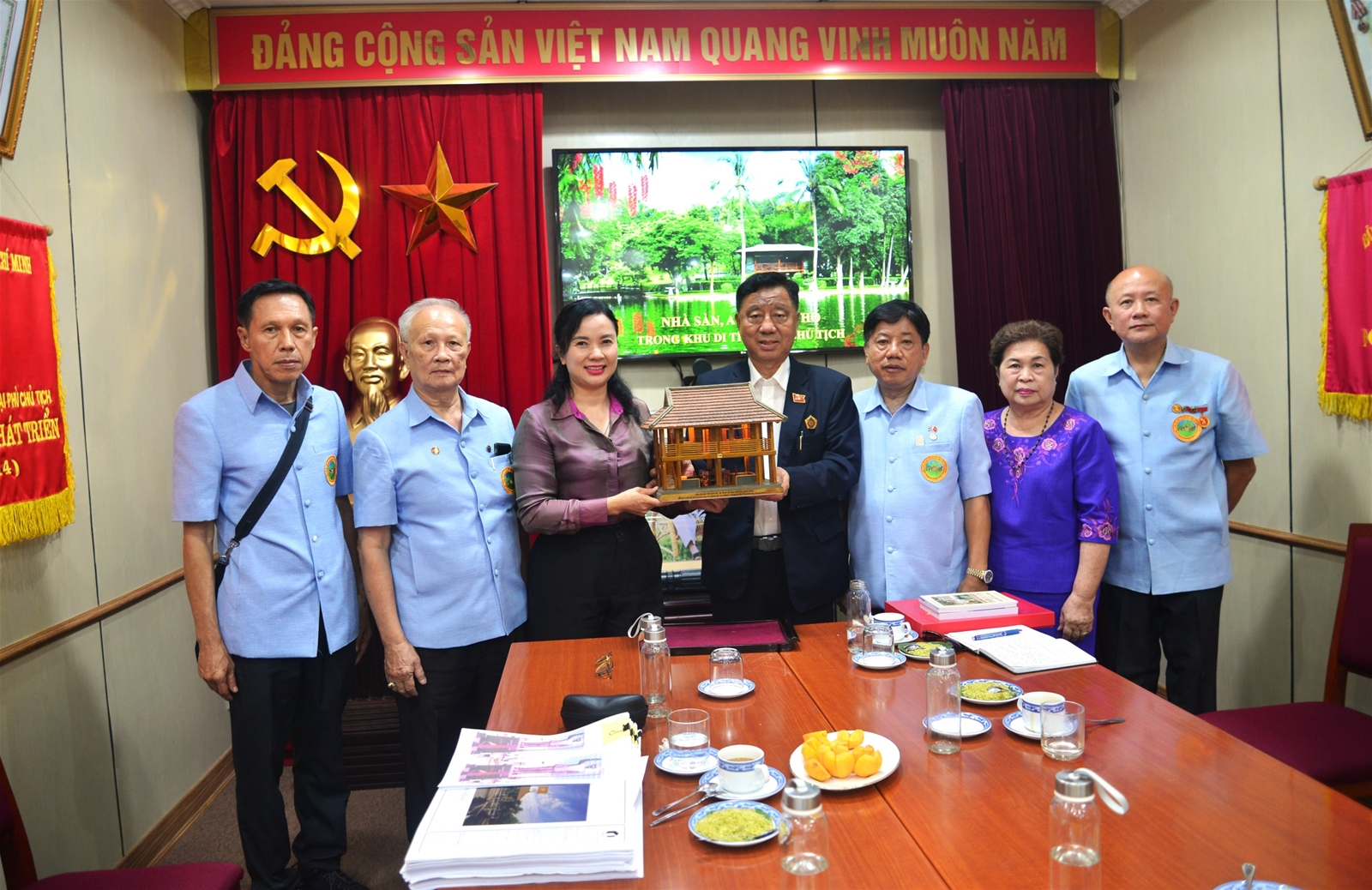 Kiều bào tỉnh Udon Thani (Thái Lan) thăm và làm việc với Khu Di tích Chủ tịch Hồ Chí Minh tại Phủ Chủ tịch, ngày 15/10/2024