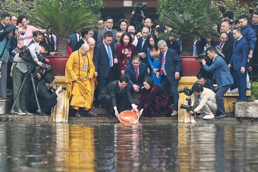 Chủ tịch nước Lương Cường cùng đại biểu kiều bào thả cá chép tiễn ông Công, ông Táo tại Khu Di tích Chủ tịch Hồ Chí Minh tại Phủ Chủ tịch, ngày 19/01/2025