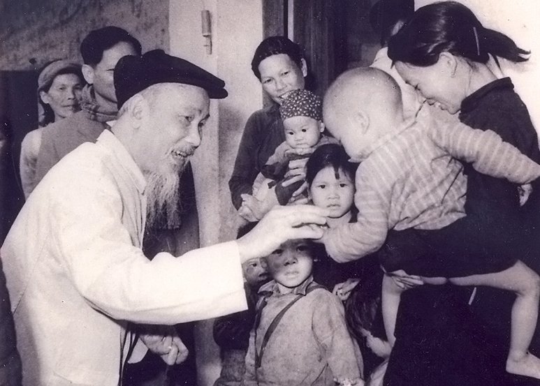 Chủ tịch Hồ Chí Minh chúc Tết ông bà Trần Mộc Sinh, dân tộc thiểu số ở HTX Khe Cát, huyện Yên Hưng, Quảng Ninh (ngày 2/2/1965).
