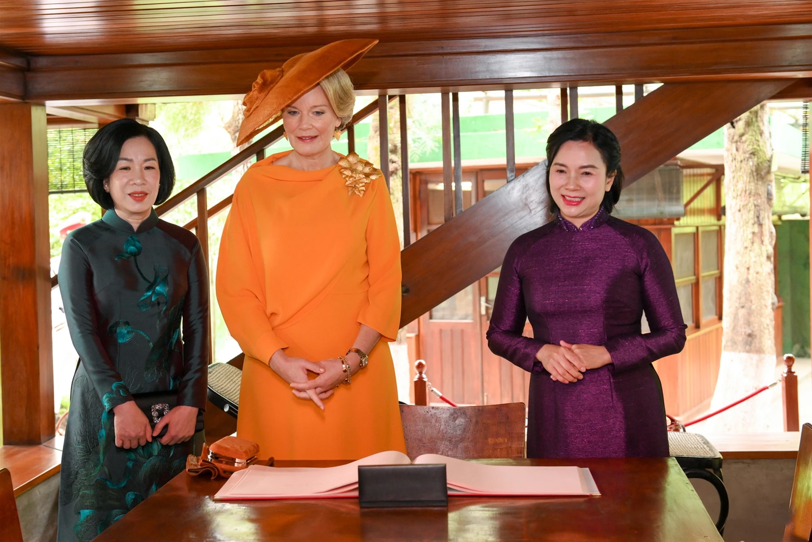 Phu nhân Chủ tịch nước CHXHCN Việt Nam và Hoàng hậu Vương quốc Bỉ thăm Khu Di tích Chủ tịch Hồ Chí Minh tại Phủ Chủ tịch, ngày 01/04/2025