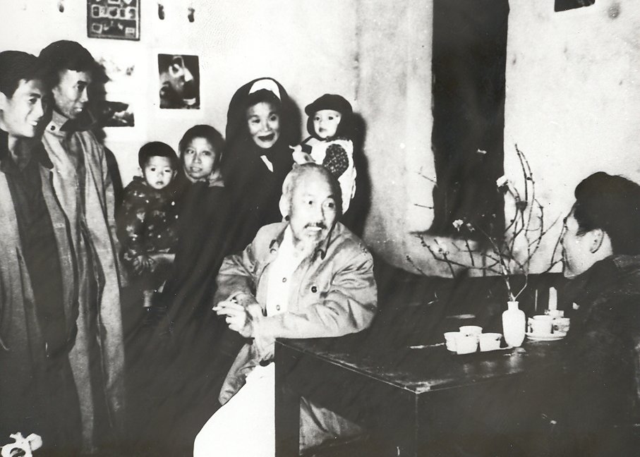 Hồ Chủ tịch đến thăm gia đình ông Trần Công Tốt, công nhân nhà máy điện Hà Nội nhân dịp Tết Canh Tý (ngày 27/1/1960).