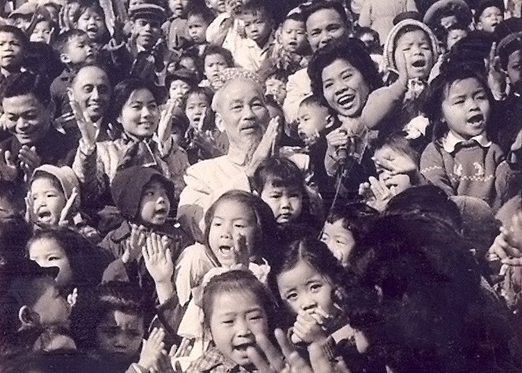 Chủ tịch Hồ Chí Minh vui Tết Nguyên đán Quý Mão với các cháu thiếu nhi Hà Nội tại Phủ Chủ tịch (ngày 27/1/1963