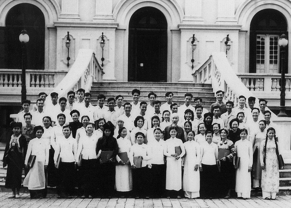 Chủ tịch Hồ Chí Minh với các đại biểu thanh niên mới được bầu vào Quốc hội khóa III về Hà Nội dự kỳ họp thứ nhất tại Phủ Chủ tịch (tháng 6/1964)