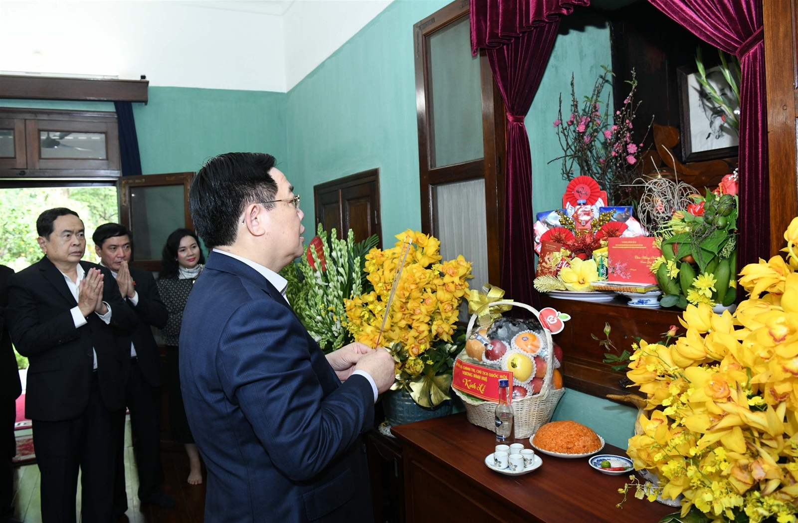 Chủ tịch Quốc hội Vương Đình Huệ dâng hương tưởng niệm Chủ tịch Hồ Chí Minh nhân dịp Tết Nguyên đán Giáp Thìn 2024, ngày 5/2/2024