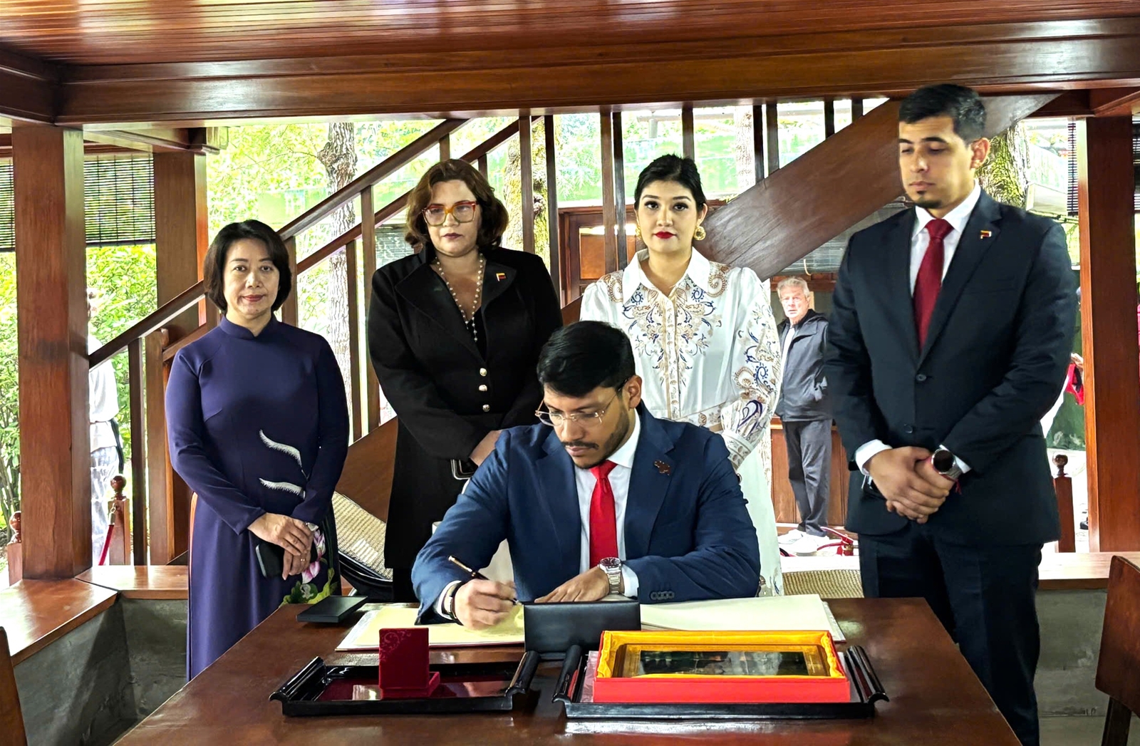 Đoàn đại biểu Đảng Xã hội chủ nghĩa Thống nhất Venezuela (PSUV)thăm Khu Di tích Chủ tịch Hồ Chí Minh tại Phủ Chủ tịch, ngày 7/12/2024