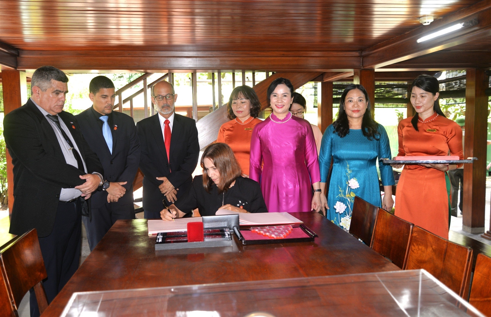 Phó Chủ tịch Quốc hội Cu Ba Ana Mary Machado thăm Khu Di tích Phủ Chủ tịch, ngày 20/9/2023