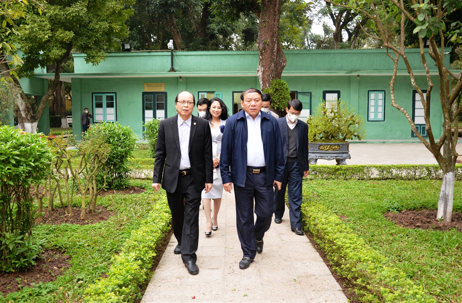 Bộ trưởng Bộ Văn hóa, Thể thao và Du lịch Nguyễn Văn Hùng dâng hương tưởng niệm Chủ tịch Hồ Chí Minh và thăm Khu di tích Phủ Chủ tịch (ngày 27/01/2022)