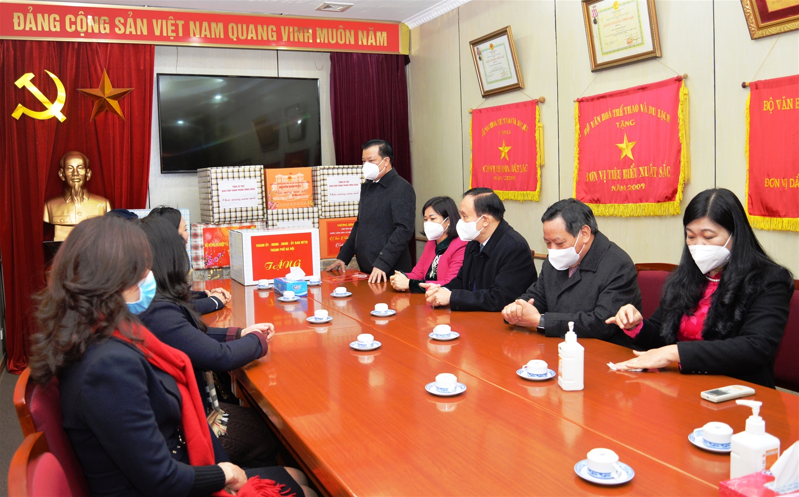 Bí thư Thành ủy Hà Nội Đinh Tiến Dũng thăm và chúc Tết cán bộ, nhân viên Khu Di tích Chủ tịch Hồ Chí Minh tại Phủ Chủ tịch (ngày 31/01/2022)