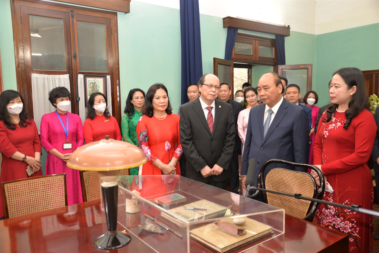 Chủ tịch nước Nguyễn Xuân Phúc dâng hương tưởng niệm Chủ tịch Hồ Chí Minh tại Khu Di tích Phủ Chủ tịch (ngày 28/01/2022)