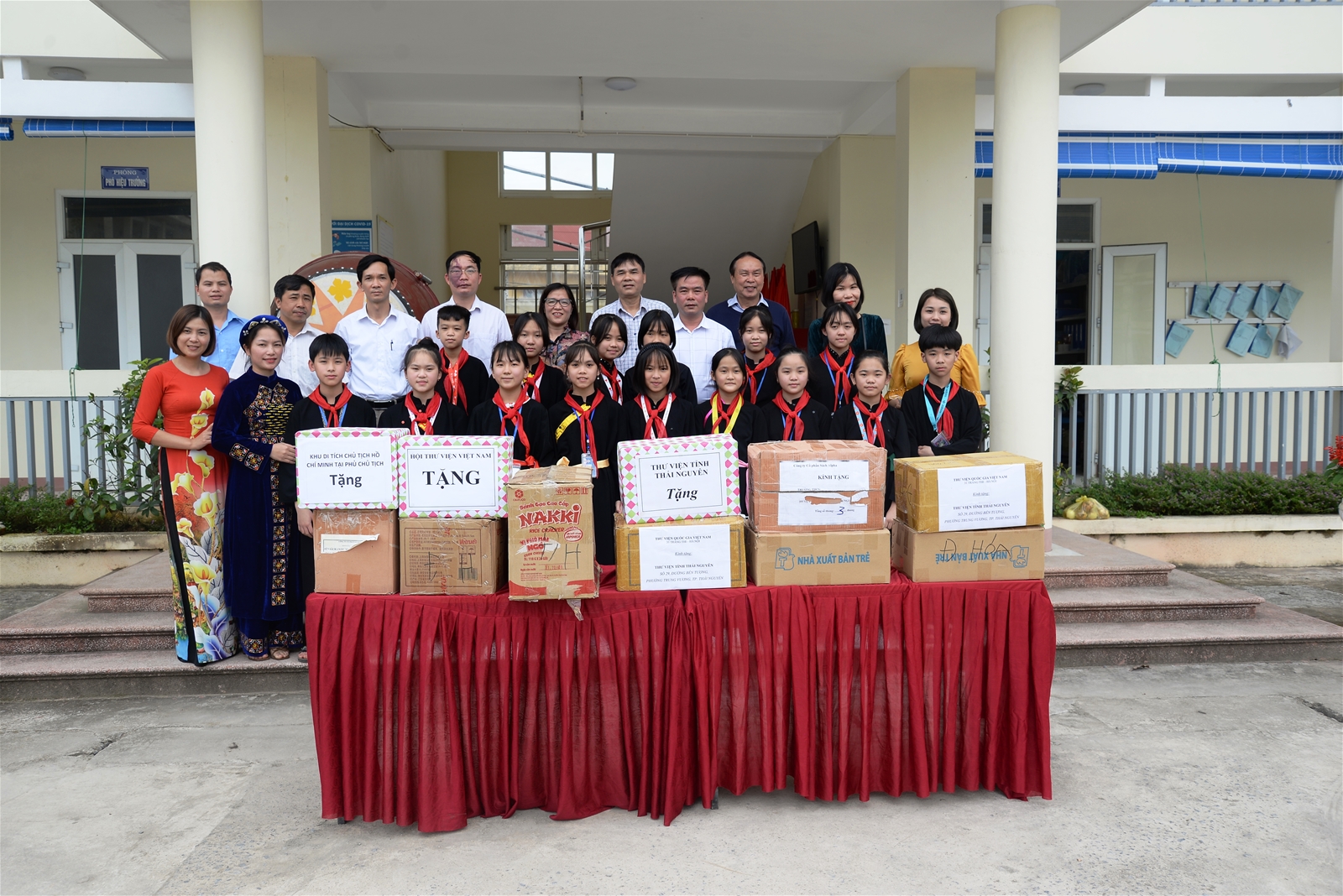 Khu Di tích Phủ Chủ tịch phối hợp tổ chức “Ngày sách và văn hóa đọc tỉnh Thái Nguyên năm 2022” và trao tặng sách cho các Trường THCS dân tộc nội trú các huyện Phú Lương, Định Hóa, Đồng Hỷ