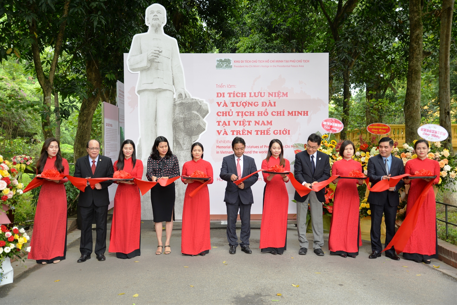 Khu Di tích Phủ Chủ tịch tổ chức triển lãm “Di tích lưu niệm và tượng đài Chủ tịch Hồ Chí Minh tại Việt Nam và trên thế giới”.
