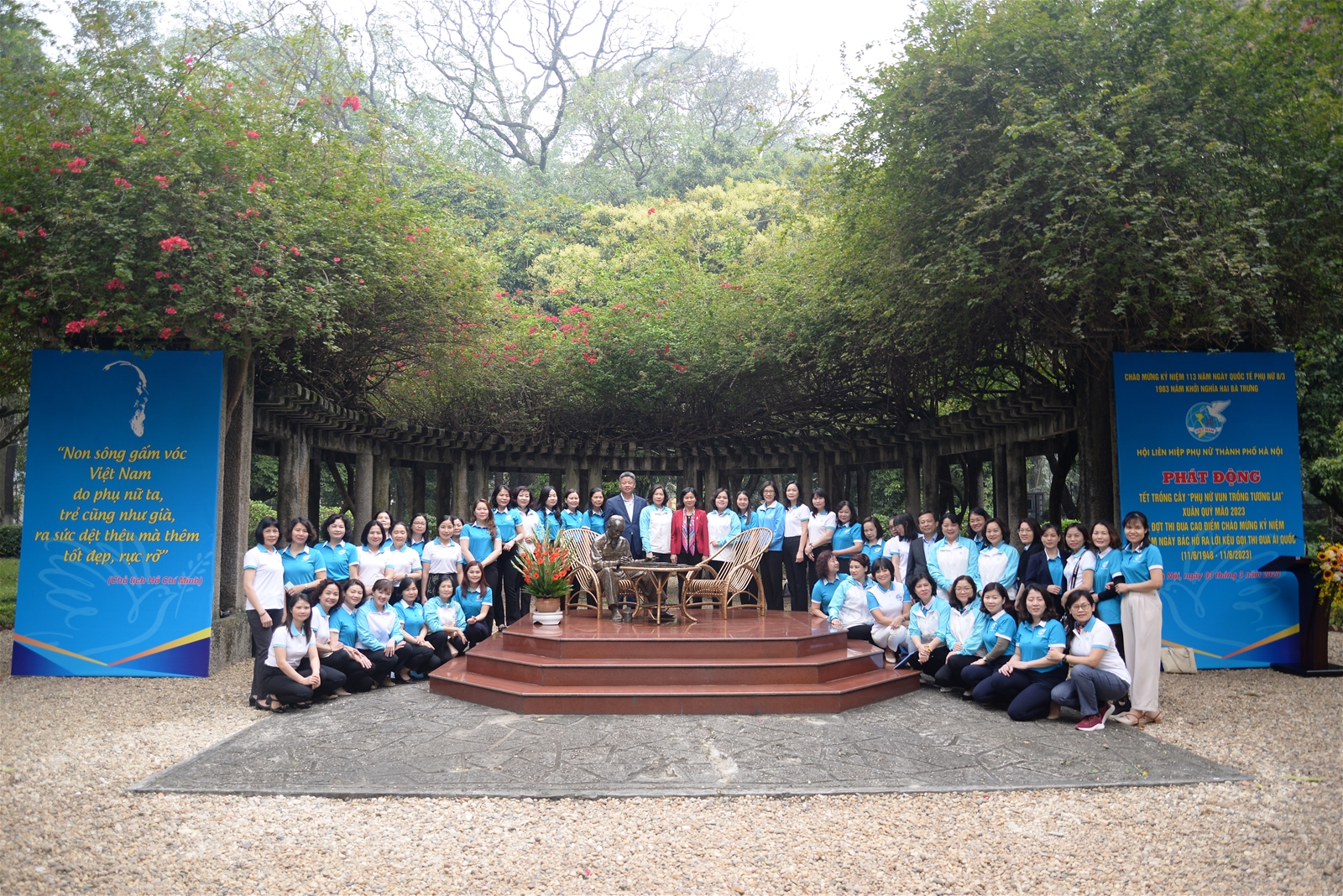 Hội Liên hiệp Phụ nữ Thành phố Hà Nội dâng hương tưởng niệm Chủ tịch Hồ Chí Minh và phát động Tết trồng cây tại Khu Di tích Phủ Chủ tịch (ngày 3/3/2023)
