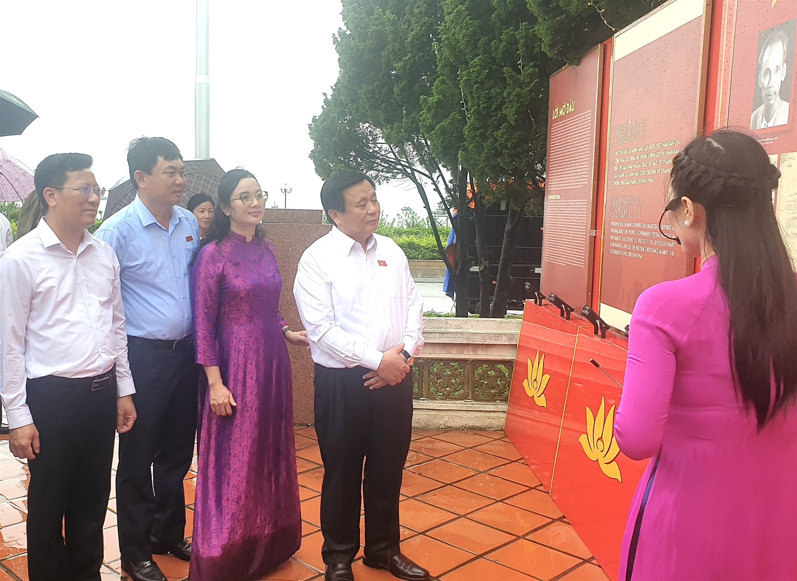 Khu Di tích Phủ Chủ phối hợp thực hiện triển lãm “Sưu tập chữ ký và bút tích của Chủ tịch Hồ Chí Minh” tại huyện Cô Tô (ngày 27 /6/2023)