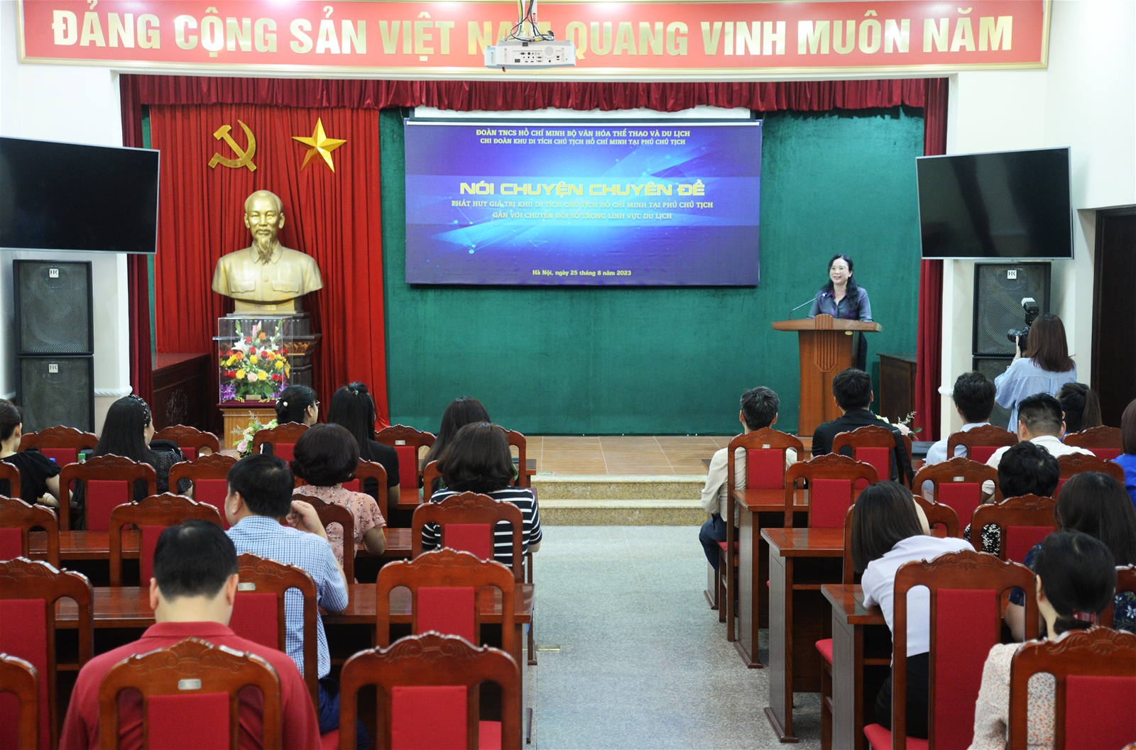 Chi đoàn Khu Di tích tổ chức nói chuyện chuyên đề “Phát huy giá trị Khu Di tích Chủ tịch Hồ Chí Minh tại Phủ Chủ tịch gắn với chuyển đổi số trong lĩnh vực du lịch”