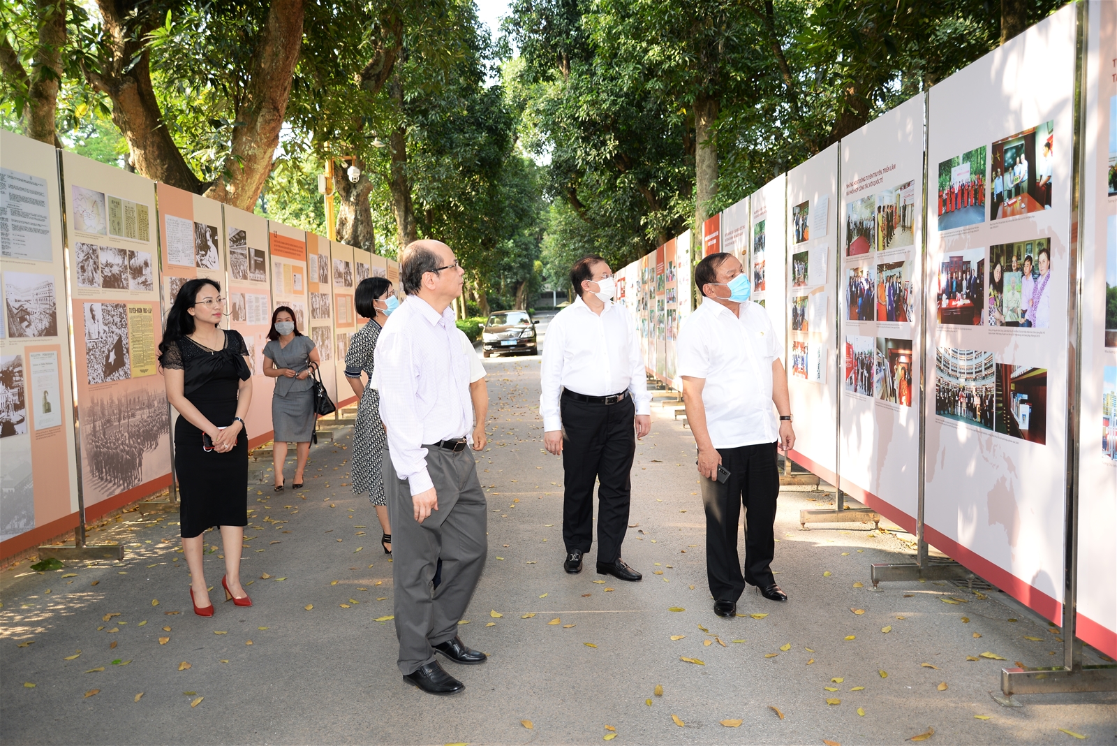 Bộ trưởng Bộ Văn hóa, Thể thao và Du lịch Nguyễn Văn Hùng dâng hương Chủ tịch Hồ Chí Minh tại Di tích H67 và thăm Khu Di tích Phủ Chủ tịch (ngày 19/5/2021)