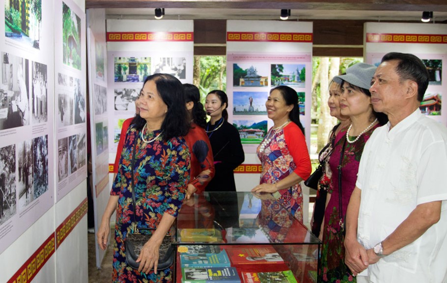 Khu Di tích Phủ chủ tịch phối hợp Khu di tích Lịch sử - Sinh thái ATK Định Hóa tổ chức Triển lãm ảnh “Học tập và làm theo tư tưởng đạo đức và phong cách Hồ Chí Minh”