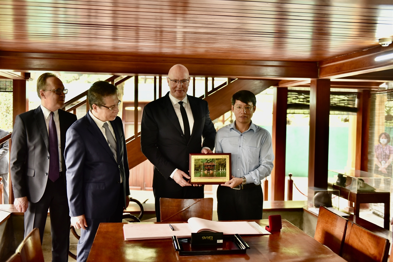 Phó thủ tướng Chính phủ Liên bang Nga Dmitry Chernyshenko thăm Khu Di tích Chủ tịch Hồ Chí Minh tại Phủ Chủ tịch (ngày 06/4/2023)