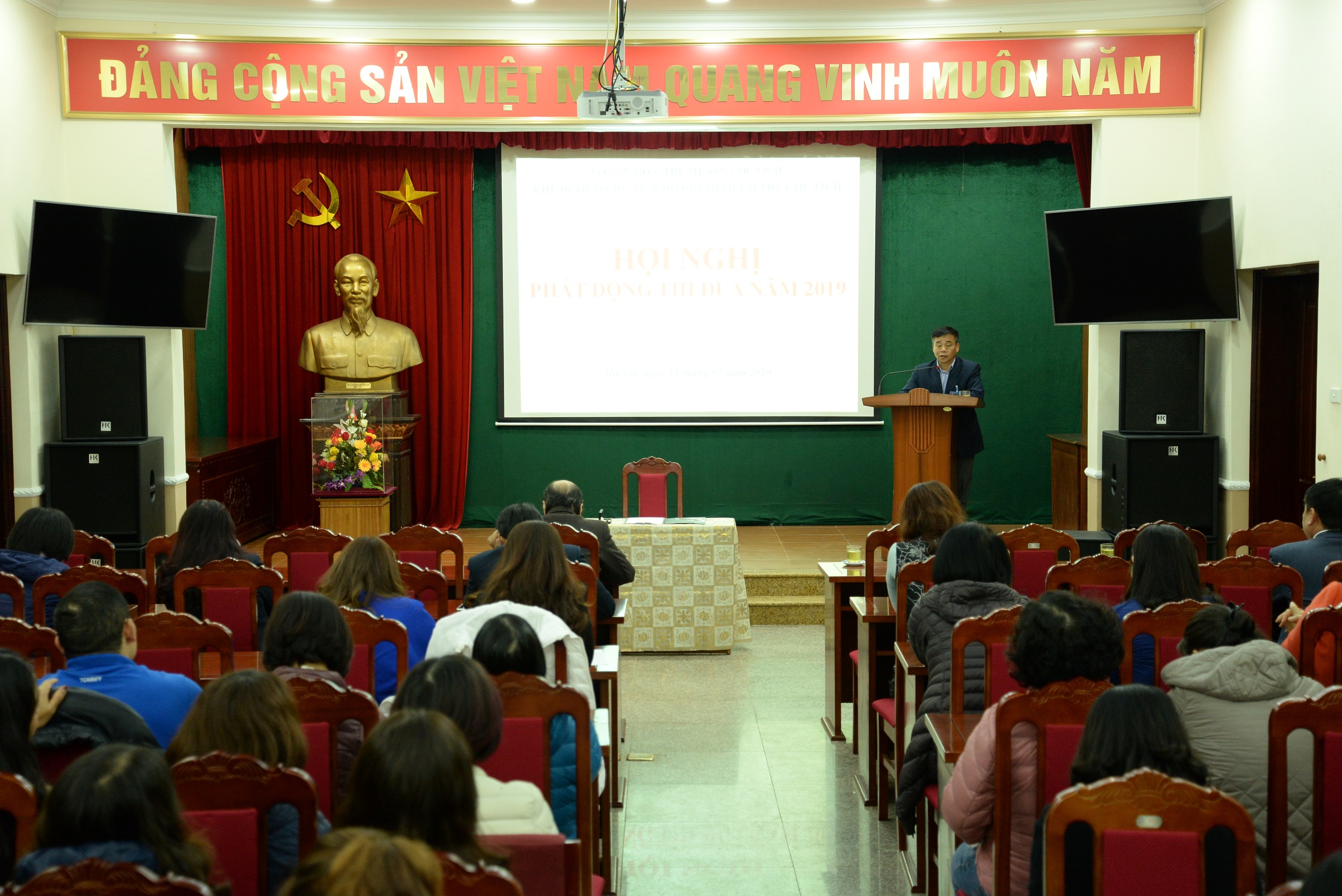 Đồng chí Cao Thị Hải Yến, Phó Giám Đốc, Chủ tịch Công đoàn Khu di tích Chủ tịch Hồ Chí Minh tại Phủ Chủ tịch thay mặt các đoàn viên Công đoàn ký giao ước thi đua năm 2019