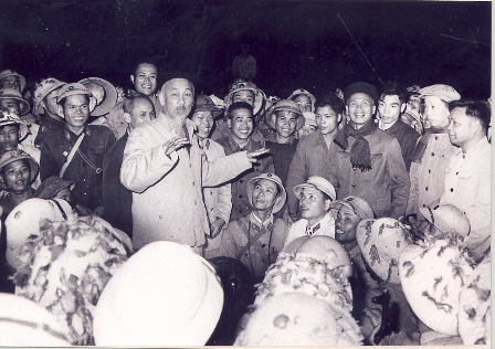 Chủ tịch Hồ Chí Minh đến thăm mộtđơn vị công binh tại Mễ Sở, Văn Giang, Hưng Yên, ngày 5/2/1966 