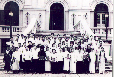 Chủ tịch Hồ Chí Minh chụp ảnh với các đoàn đại biểu thanh niên được bầu vào Quốc hội khóa III tại PCT, tháng 6/1964