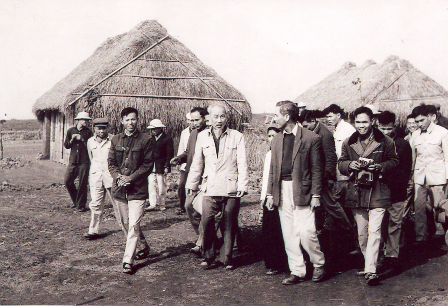 Chủ tịch Hồ Chí Minh thăm xã lấn biển Nam Cường, Tiền Hải, Thái Bình, tháng 3,1962