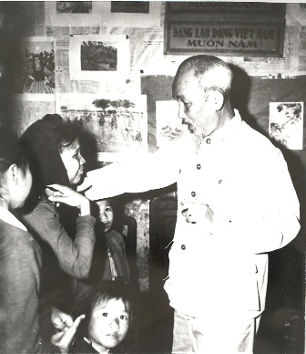 Chủ tịch Hồ Chí Minh đến thăm một gia đình nghèo ở phố Lê Thái Tổ, Hà Nội vào đêm giao thừa năm 1962
