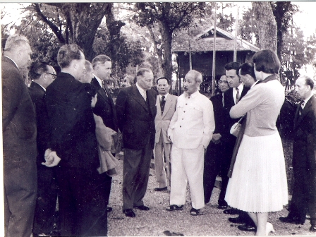 Chủ tịch Hồ Chí Minh tiếp đoàn đại biểu Tiệp Khắc cạnh nhà sàn gỗ trong Phủ Chủ tịch năm 1960
