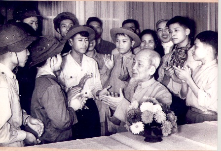 Chủ tịch Hồ Chí Minh với các cháu thiếu niên đạt thành tích trong phong trào thi đua làm nghìn việc tốt tại Phủ Chủ tịch (1/1967)