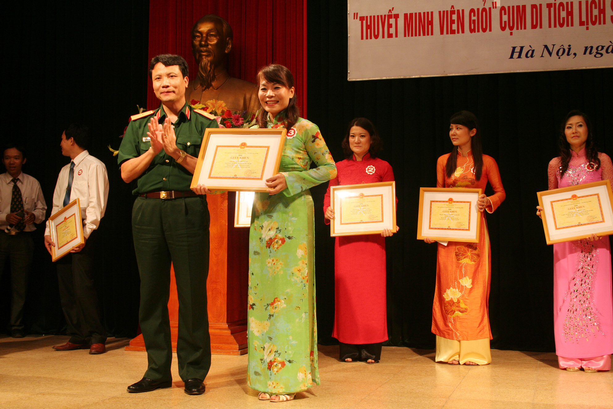 Thiếu tướng Nguyễn Văn Cương trao bằng khen cho giải nhất - thuyết minh viên Trần Thị Thắm (Khu Di tích Phủ Chủ tịch)