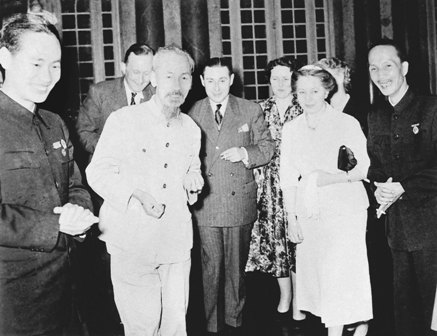 CTHCM tiếp đoàn đại biểu phong trào hoà bình Pháp sang thăm Việt Nam. 15-3-1955