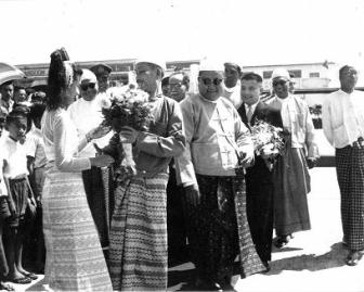 Nhân dân Miên Điện lưu luyến  tiễn chủ tịch Hồ Chí Minh tại sân bay tháng 2/1958