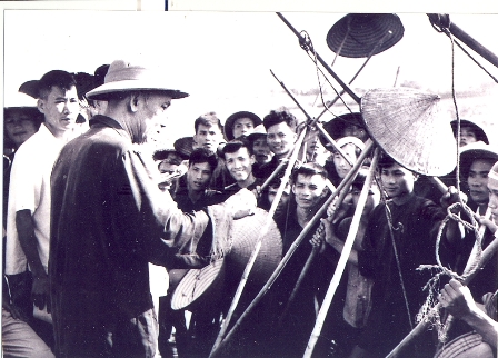 Chủ tịch Hồ Chí Minh thăm bà con nông dân huyện Mỹ Đức-Hà Tây chống hạn làm vụ mùa (7/6/1960)