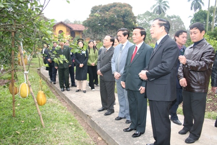 Đồng chí Tông Bí thư Nông Đức Mạnh thăm vườn quả Bác Hồ nhân dịp vào thăm Khu di tích Phủ Chủ tịch (6-2-2008)