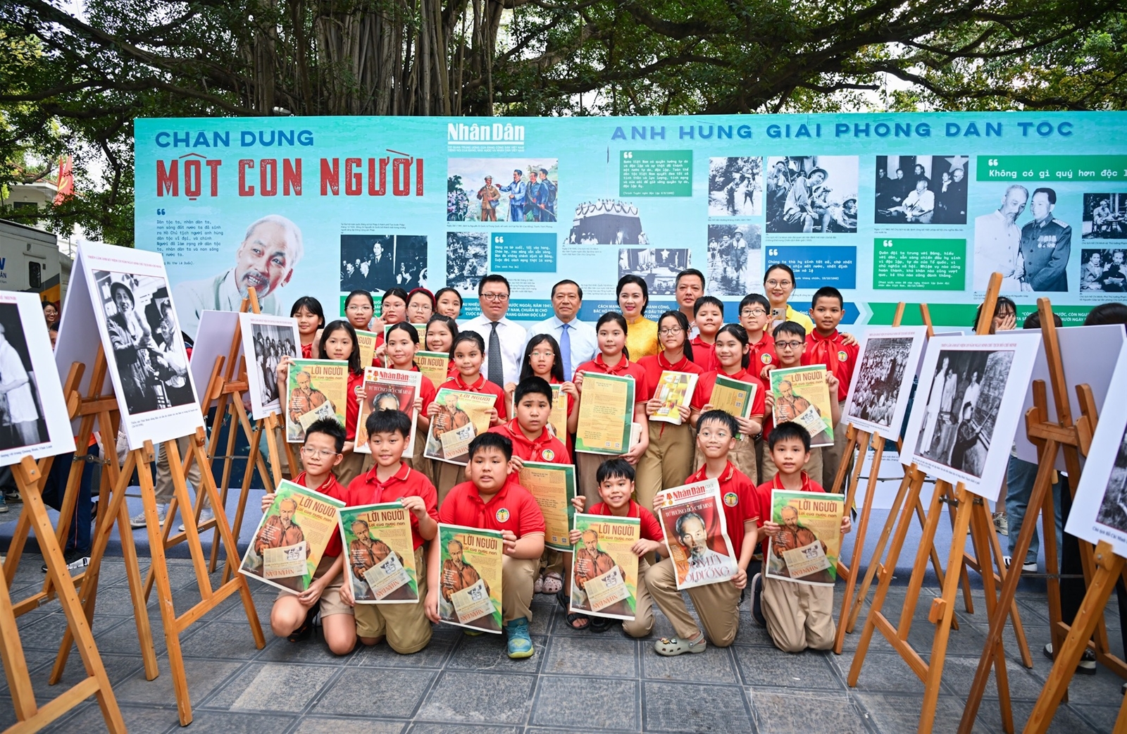 Khu Di tích Chủ tịch Hồ Chí Minh tại Phủ Chủ tịch phối hợp với Báo Nhân Dân tổ chức triển lãm ảnh “Rạng rỡ tên Người”, ngày 16/5/2025