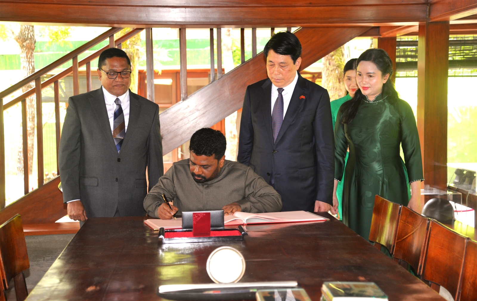 Chủ tịch nước Lương Cường và Tổng thống Sri Lanka Anura Kumara Dissanayaka thăm Khu Di tích Chủ tịch Hồ Chí Minh tại Phủ Chủ tịch, ngày 5/5/2025