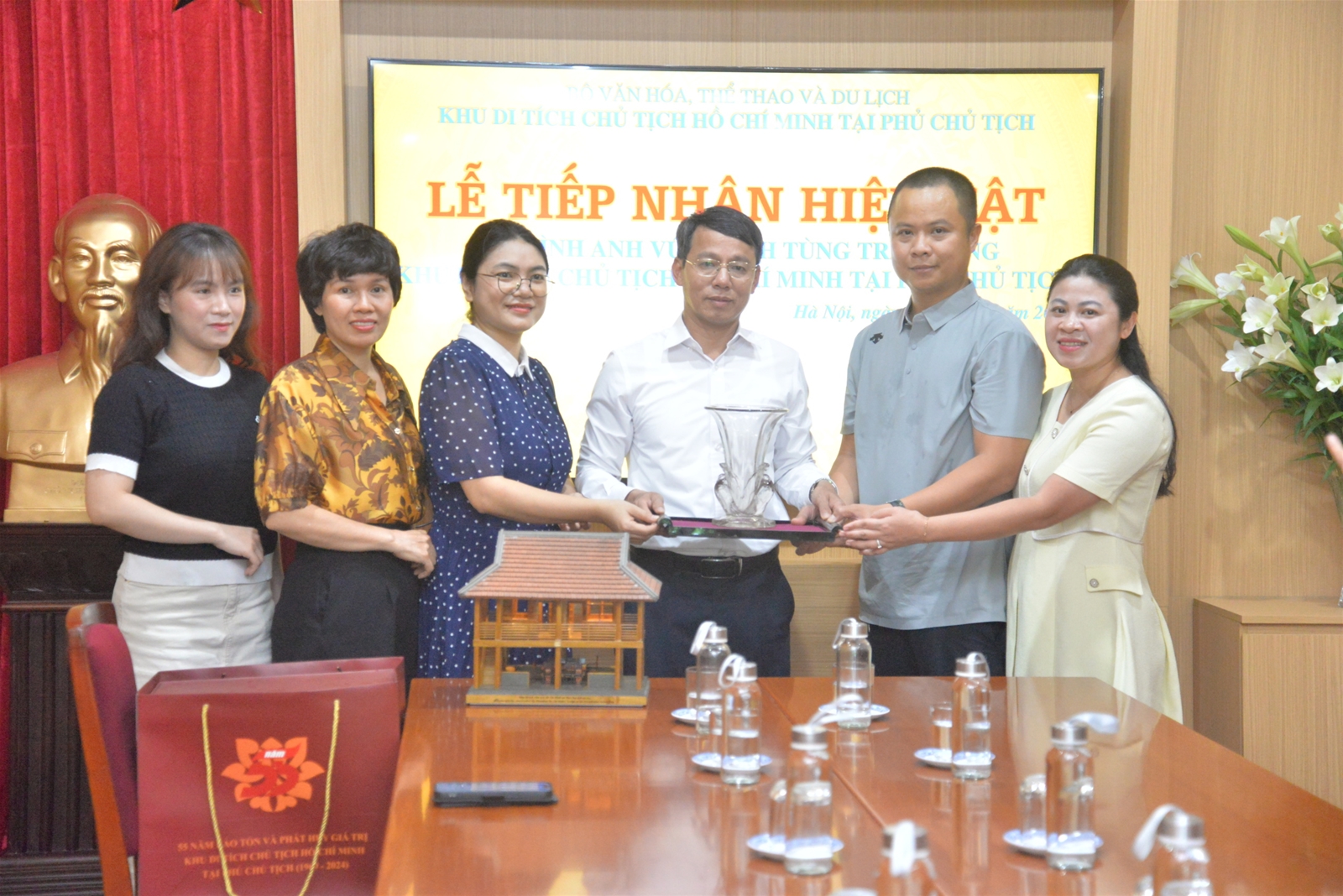 Khu Di tích Chủ tịch Hồ Chí Minh tại Phủ Chủ tịch tiếp nhận hiện vật do gia đình anh Vũ Thanh Tùng trao tặng, ngày 14/5/2025