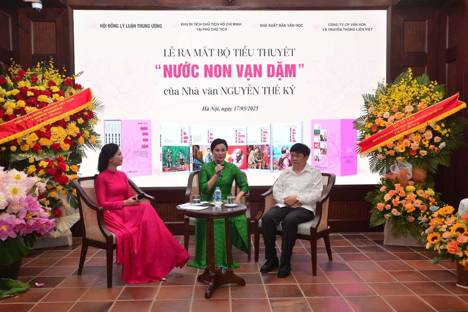 Khu Di tích Chủ tịch Hồ Chí Minh tại Phủ Chủ tịch phối hợp tổ chức Lễ ra mắt bộ tiểu thuyết sử thi “Nước non vạn dặm”, gồm 5 tập của Nhà văn Nguyễn Thế Kỷ, ngày 17/5/2025