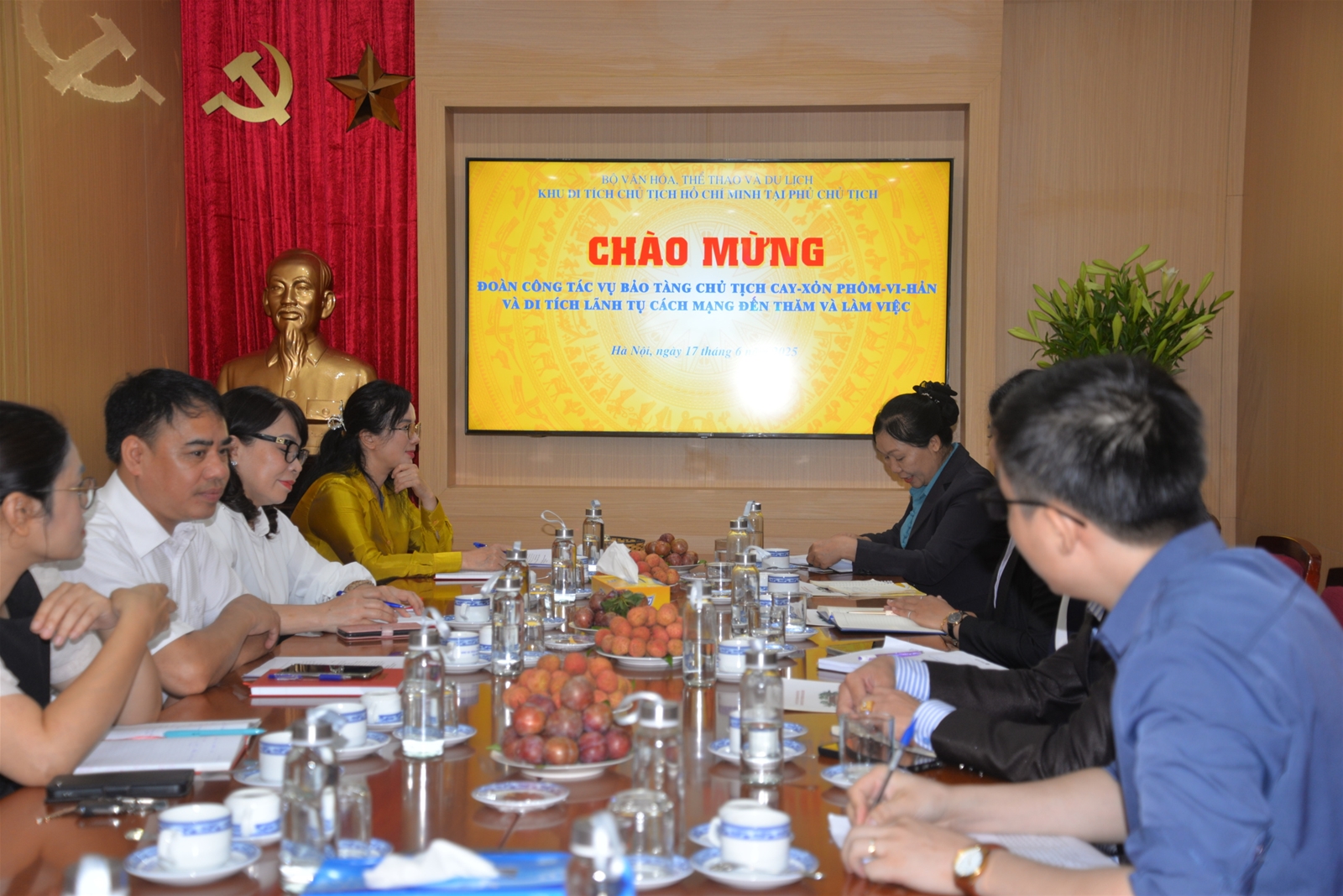 Khu Di tích Chủ tịch Hồ Chí Minh tại Phủ Chủ tịch làm việc với Vụ Bảo tàng Cay - sỏn Phôm - vi - hẳn và Di tích Lãnh tụ cách mạng Lào, ngày 17/6/2025