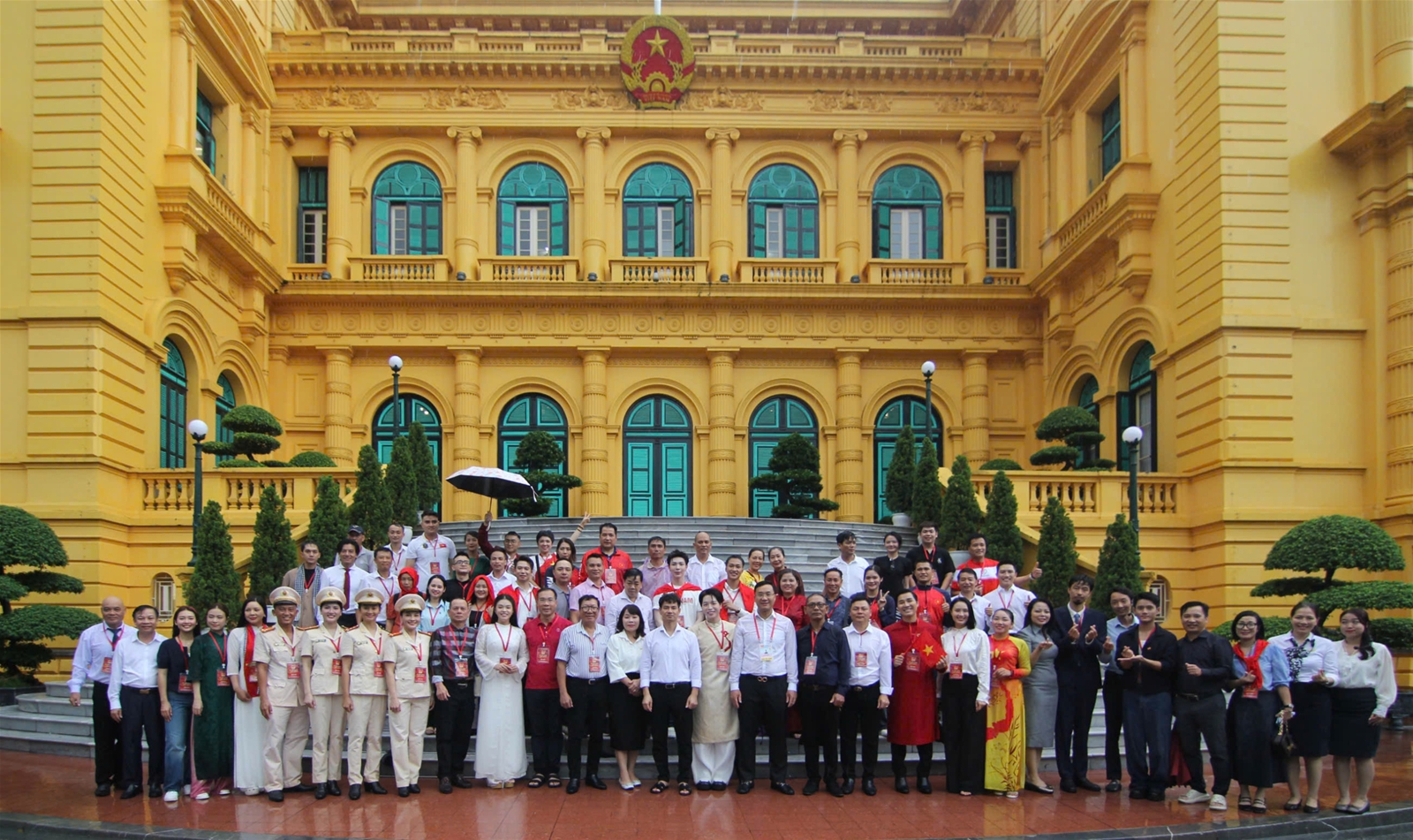 Thứ trưởng Bộ Văn hóa, Thể thao và Du lịch Tạ Quang Đông, Cục trưởng Cục Nghệ thuật biểu diễn NSND Xuân Bắc cùng đông đảo nghệ sĩ thăm Khu Di tích Chủ tịch Hồ Chí Minh tại Phủ Chủ tịch, ngày 26/8/2025