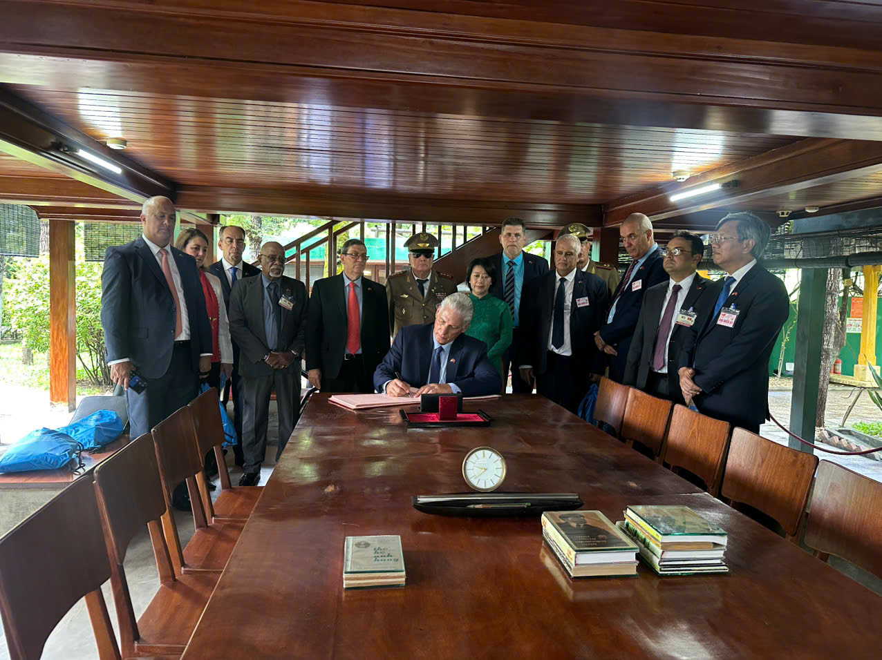 Bí thư thứ Nhất Ban Chấp hành Trung ương Đảng Cộng sản Cuba Miguel Díaz-Canel Bermúdez thăm Khu Di tích Chủ tịch Hồ Chí Minh tại Phủ Chủ tịch, ngày 02/9/2025